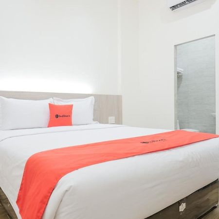 Reddoorz Plus @ Jalan Juanda Медан Экстерьер фото
