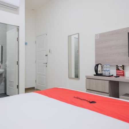 Reddoorz Plus @ Jalan Juanda Медан Экстерьер фото
