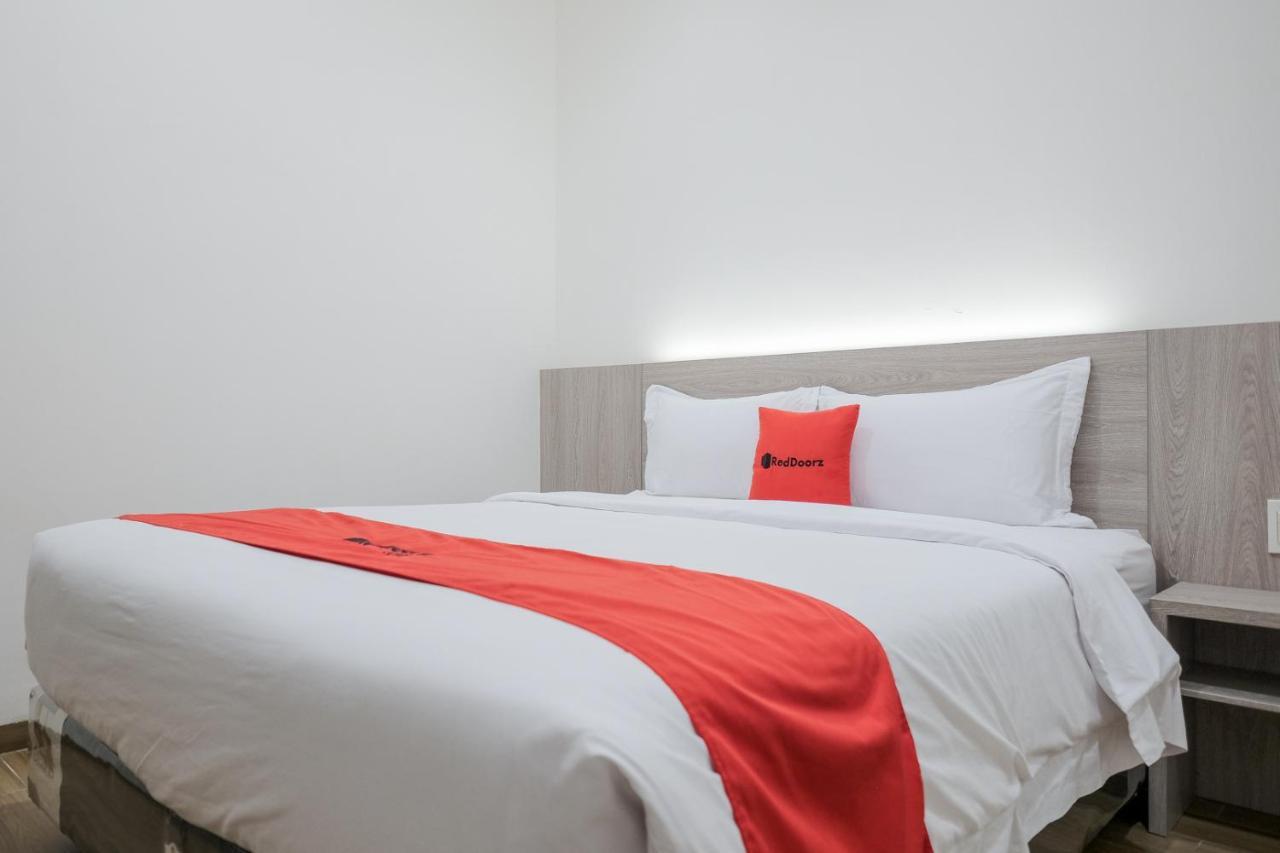 Reddoorz Plus @ Jalan Juanda Медан Экстерьер фото
